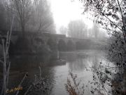 Puente ro Duero con niebla y escarcha en Andaluz, Soria